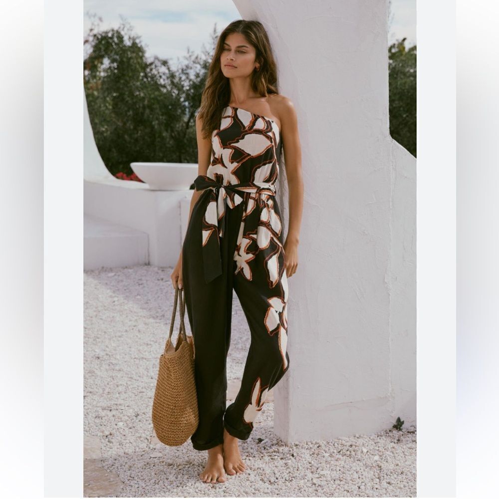 The Micah One-
Shoulder Jumpsuit Medium